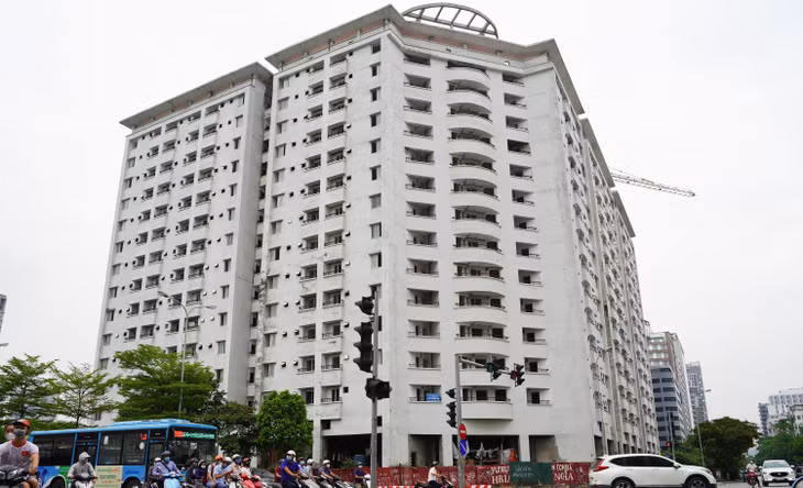 Được khởi công xây dựng từ năm 2010 và dự kiến hoàn thành trong năm 2013, thế nhưng đến nay sau hơn 10 năm thi công, dự án nhà ở tái định cư N01 - D17 Duy Tân (Cầu Giấy, Hà Nội) vẫn chưa thể hoàn thành thậm chí còn bị bỏ hoang, không có người ở.