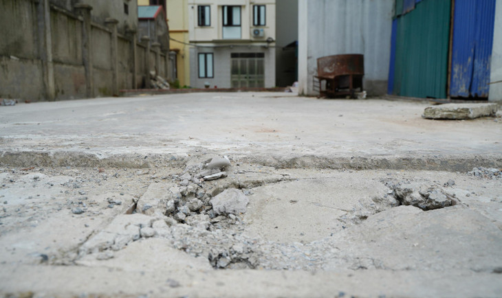 Tại khu vực ngoài sảnh tòa nhà, một số hạng mục có hiện tượng gãy nứt theo thời gian.