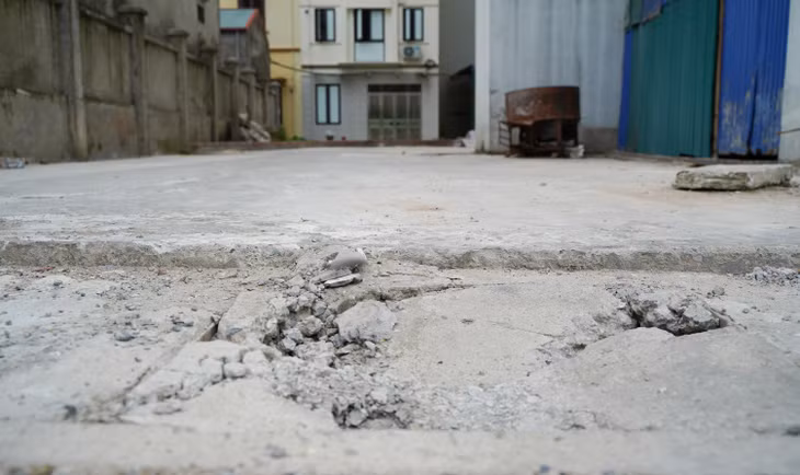 Tại khu vực ngoài sảnh tòa nhà, một số hạng mục có hiện tượng gãy nứt theo thời gian.