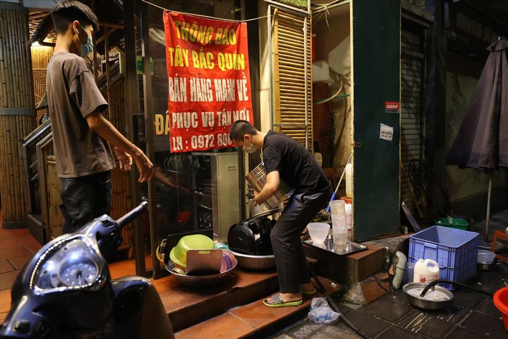 Từ mờ sáng các cửa hàng tất bật dọn dẹp hàng quán chuẩn bị đón những vị khách đầu tiên sau chuỗi ngày chỉ bán mang về.