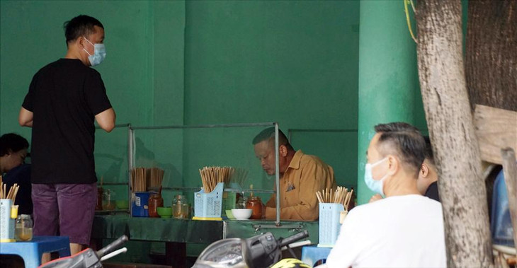 Cửa hàng phở tại ngã tư Láng - Nguyễn Chí Thanh (Hà Nội) chỉ đón tối đa 20 thực khách. Với những người đến sau, chủ cửa hàng mong khách hàng thông cảm và xếp hàng giữ khoảng cách chờ đến lượt.