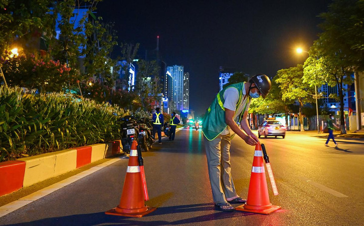 Việc đánh chuyển cây được bắt đầu từ 23h để tránh thời tiết nắng nóng cũng như gây cản trở giao thông trên trục đường Nguyễn Chí Thanh - Trần Duy Hưng.