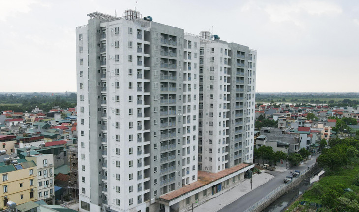 Đáng chú ý, vị trí của hai tòa nhà chung cư tái định cư này khá đẹp, gần đường vành đai 3, đối diện với nhiều dự án chung cư cao cấp như Gamuda…, nhiều người dân cho rằng không kịp thời đưa vào sử dụng là một sự lãng phí rất lớn.