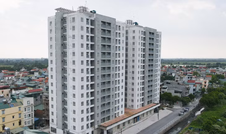 Đáng chú ý, vị trí của hai tòa nhà chung cư tái định cư này khá đẹp, gần đường vành đai 3, đối diện với nhiều dự án chung cư cao cấp như Gamuda…, nhiều người dân cho rằng không kịp thời đưa vào sử dụng là một sự lãng phí rất lớn.