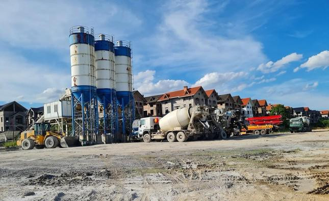 Điều đáng nói, trên khu đất Dự án &quot;mọc&quot; chình ình 2 trạm bê tông khủng.