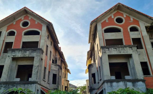 Theo đó, Phó Thủ tướng chỉ đạo TTCP phải làm rõ nội dung tố cáo đây là dự án “trá hình”, thu hồi đất để thực hiện dự án dịch vụ du lịch sinh thái nhưng thực chất là xây biệt thự để bán và có dấu hiệu &quot;lợi ích nhóm&quot;...