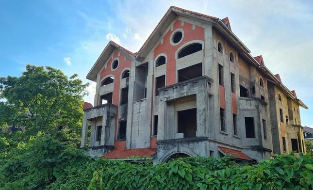 Bên trong dự án có hàng chục căn biệt thự đã xây xong phần thô nhưng không có người ở, có dấu hiệu để hoang hóa, xuống cấp.