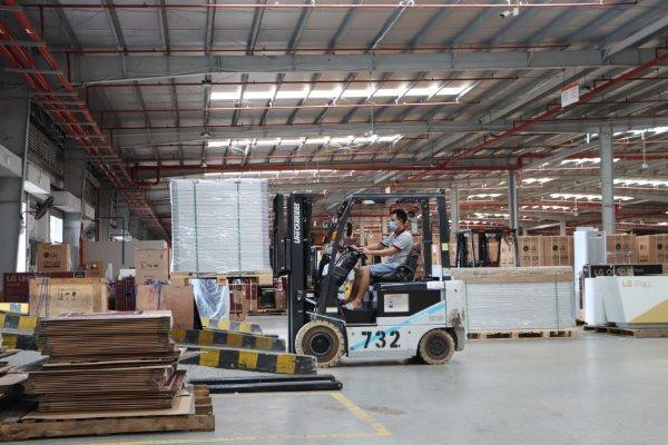 Công nhân làm việc trong một doanh nghiệp ở Bắc Ninh Công nhân làm việc trong một doanh nghiệp ở Bắc Ninh