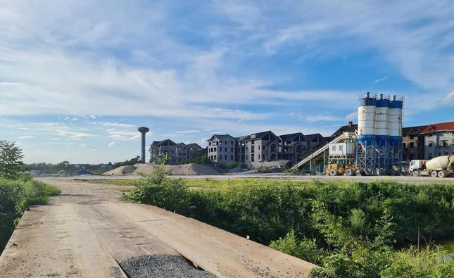 Hiện Dự án trong tình trạng thi công dở dang, hàng chục biệt thự, liền kề đã được bán cho người mua nhà không thể sử dụng do Chủ đầu tư không thể kết nối được các hạ tầng Dự án với bên ngoài.