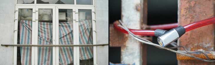 Nhiều khung cửa sổ được che chắn sơ sài bằng thanh sắt chắn ngang và bạt che phía trong. Còn tại khu vực lối ra vào được khóa, chằng buộc tạm bợ bằng dây thép...