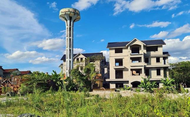 Đồng thời, Chủ đầu tư điều chỉnh chức năng sử dụng đất Dự án từ đất xây dựng nhà cao 3 tầng làm dịch vụ du lịch, văn phòng nghỉ dưỡng, thành đất xây nhà ở thương mại trên diện tích 14.043 m2; điều chỉnh tầng cao công trình 3 tòa chung cư từ 11 tầng lên 44 tầng; điều chỉnh diện tích thực hiện Dự án giai đoạn I từ 82.772 m2 lên 95.511 m2; điều chỉnh quy mô dân số từ 1.026 người lên 2.740 người. Tại thời điểm thanh tra, Chủ đầu tư chưa xuất trình được phương án thiết kế phòng cháy; chưa có hồ sơ thiết kế bản vẽ thi công công trình chung cư theo quy định...