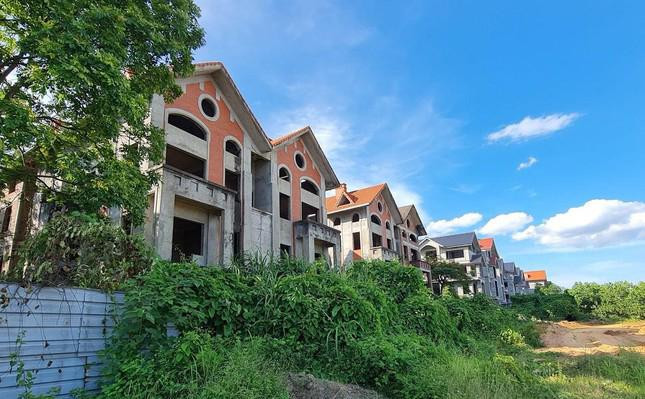 Theo phê duyệt ban đầu, Dự án Điểm du lịch sinh thái Song Phương nhằm phục vụ du lịch, nghỉ dưỡng. Tuy nhiên, Chủ đầu tư đã điều chỉnh mục tiêu thành xây dựng khu nhà ở thương mại để bán, nhưng vẫn chưa thực hiện xong các thủ tục tài chính đối với phần đất chuyển đổi mục đích sử dụng.