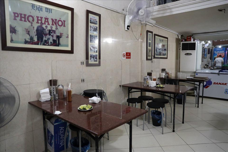 Để có thể đón khách, hầu hết các cửa hàng đều chuẩn bị từ đêm qua.