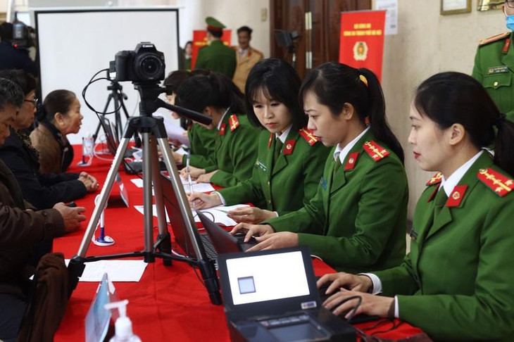 Công an làm thủ tục cấp căn cước công dân. Ảnh: TP