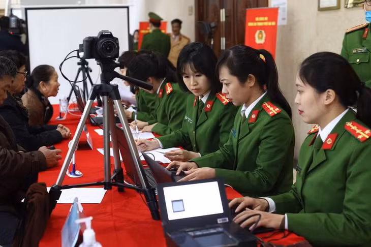Công an làm thủ tục cấp căn cước công dân. Ảnh: TP