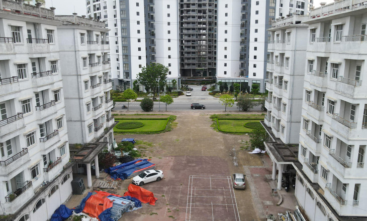 Do bỏ hoang nhiều năm, 3 tòa nhà của dự án này đang xuống cấp nghiêm trọng, hoang hóa, rêu mốc. Do bỏ hoang nhiều năm, 3 tòa nhà của dự án này đang xuống cấp nghiêm trọng, hoang hóa, rêu mốc.