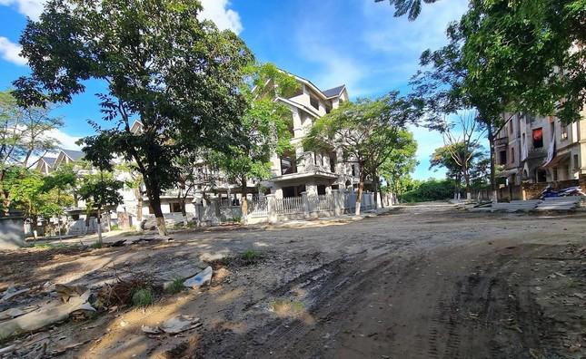 Phía bên trong Dự án, nhiều hạng mục ngổn ngang.