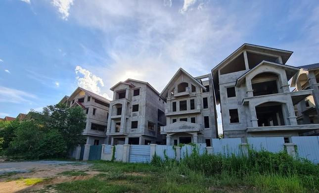 Liên quan đến việc xử lý sau thanh tra tại Dự án Điểm dịch vụ du lịch sinh thái Song Phương (huyện Hoài Đức), TTCP cho biết đã làm việc với Bộ Nội vụ và UBND TP. Hà Nội. Qua làm việc, các cơ quan nhận thấy việc xem xét trách nhiệm của cán bộ, công chức chỉ có thể thực hiện được trên cơ sở tổ chức kiểm điểm tại cơ quan quản lý cán bộ, công chức.