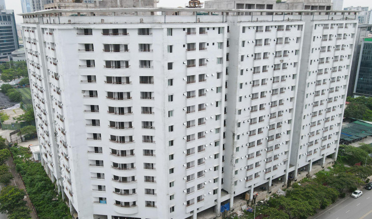 Chủ đầu tư của công trình là Ban Quản lý dự án quận Cầu Giấy. Đơn vị được giao nhiệm vụ thi công dự án là Công ty cổ phần Xây dựng Số 5 Hà Nội và Tổng công ty Đầu tư và Phát triển hạ tầng Đô thị (UDIC). Quy mô dự án tái định cư Duy Tân bao gồm: 2 tầng hầm để xe và 15 tầng nổi trong đó có 1 tầng thương mại và 14 tầng căn hộ được chia làm 4 đơn nguyên. Mỗi đơn nguyên sẽ bao gồm 50 căn hộ; 2 thang máy cao tốc và 1 thang thoát hiểm... với tổng vốn đầu tư lên đến 223,5 tỷ đồng. Chủ đầu tư của công trình là Ban Quản lý dự án quận Cầu Giấy. Đơn vị được giao nhiệm vụ thi công dự án là Công ty cổ phần Xây dựng Số 5 Hà Nội và Tổng công ty Đầu tư và Phát triển hạ tầng Đô thị (UDIC). Quy mô dự án tái định cư Duy Tân bao gồm: 2 tầng hầm để xe và 15 tầng nổi trong đó có 1 tầng thương mại và 14 tầng căn hộ được chia làm 4 đơn nguyên. Mỗi đơn nguyên sẽ bao gồm 50 căn hộ; 2 thang máy cao tốc và 1 thang thoát hiểm... với tổng vốn đầu tư lên đến 223,5 tỷ đồng.