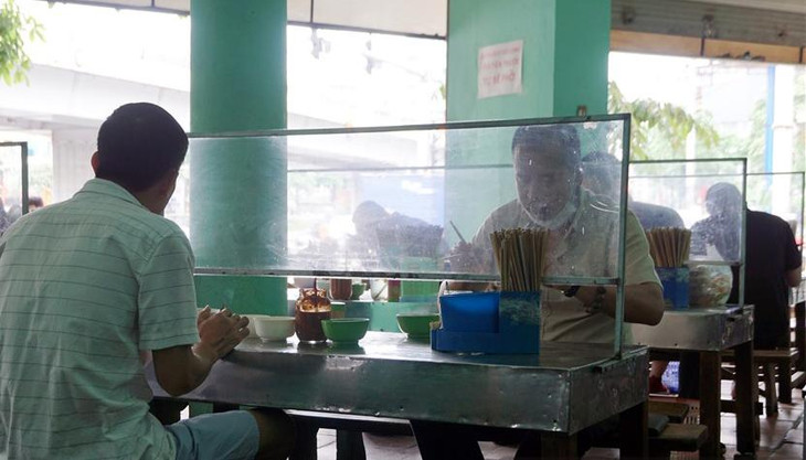 Theo yêu cầu của UBND TP.Hà Nội, chủ các cơ sở dịch vụ phải đảm bảo thực hiện nghiêm các biện pháp phòng chống dịch theo quy định, yêu cầu khách hàng khai báo y tế, lập danh sách, kiểm soát, đối chiếu thông tin khách hàng hàng ngày.