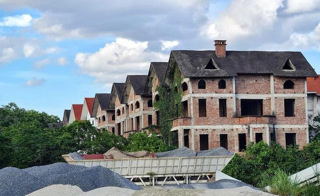 Ngoài ra, do năng lực tài chính yếu, nên đến nay Dự án vẫn chưa hoàn thành theo tiến độ Chủ đầu tư đã cam kết.