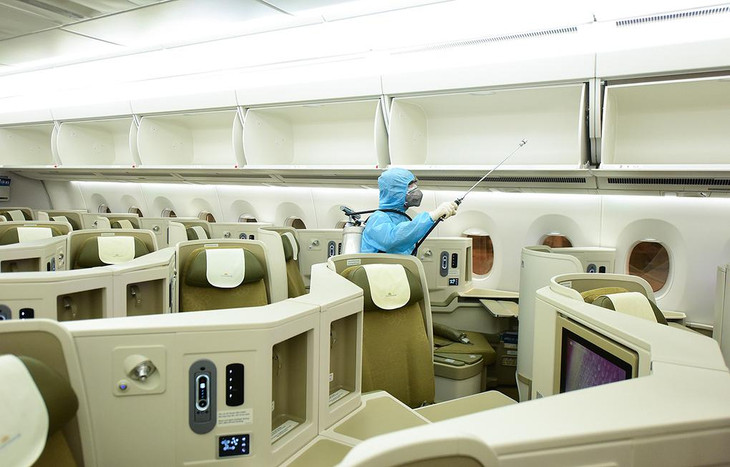 Nhân viên y tế khử trùng máy bay tại sân bay Nội Bài Nhân viên y tế khử trùng máy bay tại sân bay Nội Bài