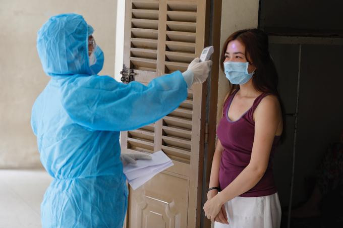 Người cách ly tập trung được đo nhiệt độ, theo dõi sức khỏe mỗi ngày bởi nhân viên y tế