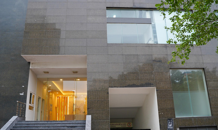 Đến nay, tòa nhà tái định cư 4A Tạ Quang Bửu (quận Hai Bà Trưng) vẫn trong tình trạng bị bỏ không. Chỉ có một số tầng khối đế được sử dụng làm văn phòng cho một số đơn vị, doanh nghiệp. Các tầng nhà phía trên không có người sinh sống nhiều năm nay. Đến nay, tòa nhà tái định cư 4A Tạ Quang Bửu (quận Hai Bà Trưng) vẫn trong tình trạng bị bỏ không. Chỉ có một số tầng khối đế được sử dụng làm văn phòng cho một số đơn vị, doanh nghiệp. Các tầng nhà phía trên không có người sinh sống nhiều năm nay.