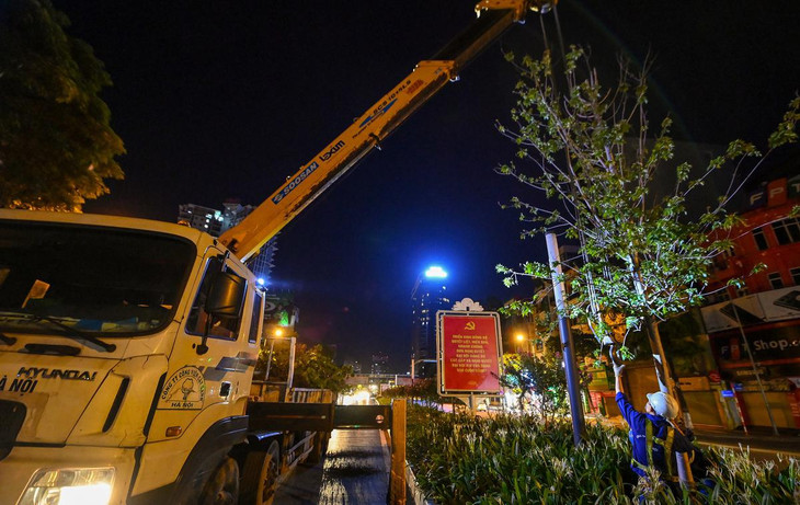 Theo lãnh đạo Công ty Công viên cây xanh Hà Nội, đơn vị sẽ xin ý kiến từ các chuyên gia và báo cáo Sở Xây dựng Hà Nội, từ đó mới tiến hành các phương án thích hợp để trồng cây thay thế trên trục đường Nguyễn Chí Thanh - Trần Duy Hưng.