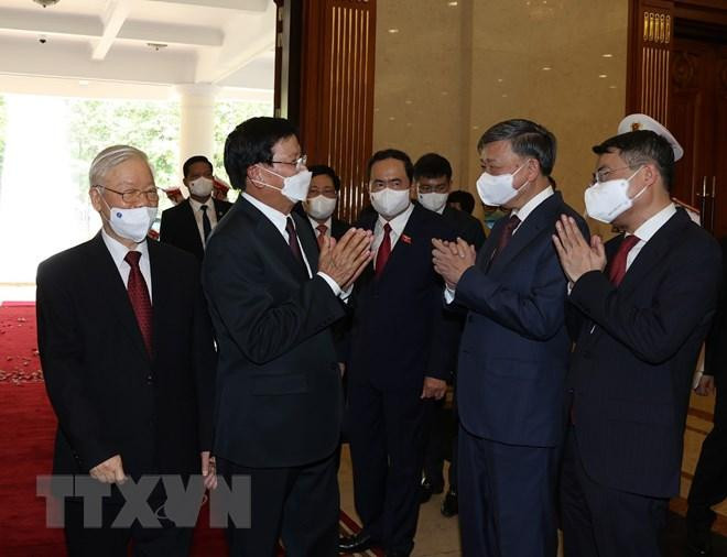 Tổng Bí thư Nguyễn Phú Trọng giới thiệu với Tổng Bí thư, Chủ tịch nước Lào Thongloun Sisoulith các thành viên đoàn Việt Nam. Ảnh: TTXVN