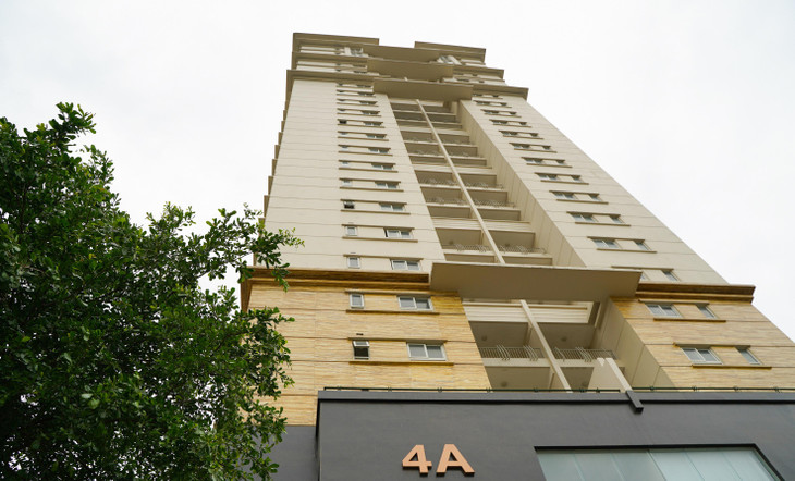 Tòa tái định cư 4A Tạ Quang Bửu (quận Hai Bà Trưng, Hà Nội) nằm ngay sát mặt đường Đại Cồ Việt - vị trí được coi như mảnh "đất vàng" ở thủ đô, thuộc lô đất ký hiệu IV đã "đắp chiếu" nhiều năm không được đưa vào sử dụng. Được biết, khối nhà tái định cư 4A Tạ Quang Bửu được khởi công xây dựng từ những năm 1995 - 1996 cao hơn 20 tầng với 155 căn hộ. Tòa tái định cư 4A Tạ Quang Bửu (quận Hai Bà Trưng, Hà Nội) nằm ngay sát mặt đường Đại Cồ Việt - vị trí được coi như mảnh "đất vàng" ở thủ đô, thuộc lô đất ký hiệu IV đã "đắp chiếu" nhiều năm không được đưa vào sử dụng. Được biết, khối nhà tái định cư 4A Tạ Quang Bửu được khởi công xây dựng từ những năm 1995 - 1996 cao hơn 20 tầng với 155 căn hộ.