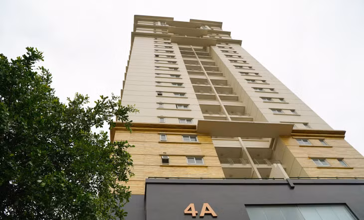 Tòa tái định cư 4A Tạ Quang Bửu (quận Hai Bà Trưng, Hà Nội) nằm ngay sát mặt đường Đại Cồ Việt - vị trí được coi như mảnh "đất vàng" ở thủ đô, thuộc lô đất ký hiệu IV đã "đắp chiếu" nhiều năm không được đưa vào sử dụng. Được biết, khối nhà tái định cư 4A Tạ Quang Bửu được khởi công xây dựng từ những năm 1995 - 1996 cao hơn 20 tầng với 155 căn hộ.