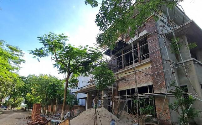 Cùng với những căn biệt thự xây xong phần thô bỏ hoang hóa, hiện bên trong Dự án có nhiều căn biệt thực đang được cấp tập hoàn thiện.