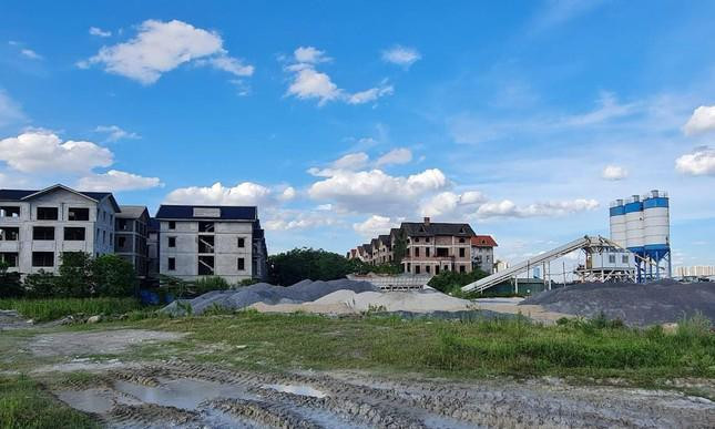 Việc hàng ngày đoàn xe tải, xe bồn nối đuôi nhau vào trạm bê tông khiến con đường vào Dự án bị &quot;băm nát&quot;, ngày nắng thì khói bụi mù mịt, ngày mưa thì lầy lội bùn đất.