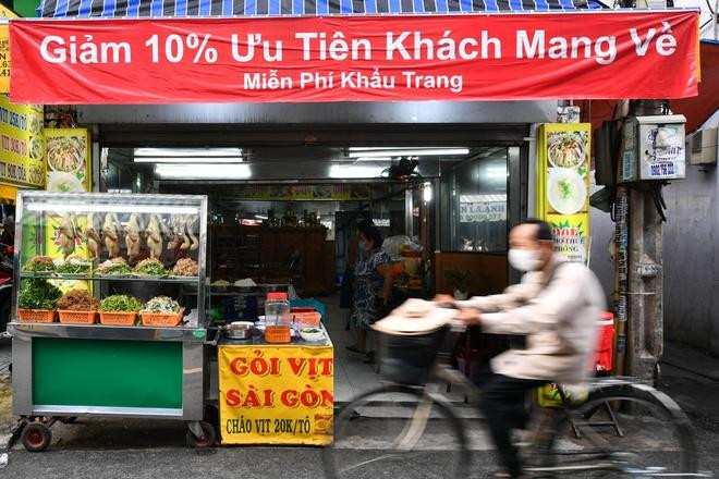 Người bán hàng rong, người buôn bán nhỏ lẻ trên đường phố hoặc người lao động mất việc do giãn cách xã hội được hỗ trợ 50.000 đồng/ngày/người