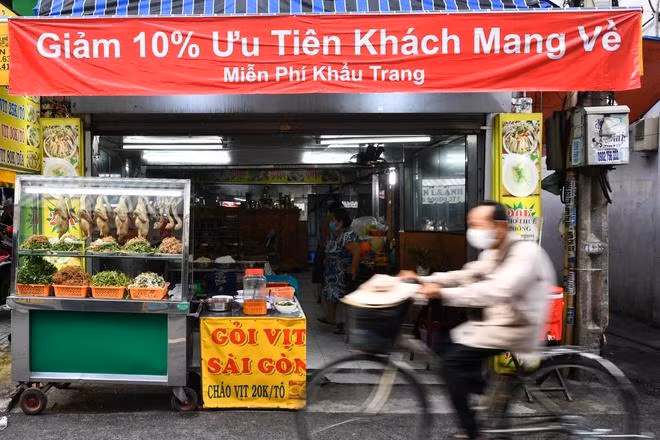 Người bán hàng rong, người buôn bán nhỏ lẻ trên đường phố hoặc người lao động mất việc do giãn cách xã hội được hỗ trợ 50.000 đồng/ngày/người