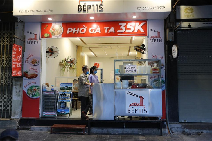 Ngay từ sáng sớm, thực khách xếp hàng chờ ăn phở trên quận Hoàn Kiếm, Hà Nội.