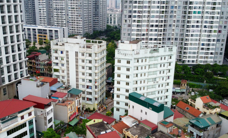 Tọa lạc cuối ngõ 13 phố Lĩnh Nam (Hoàng Mai, Hà Nội), nằm lọt thỏm giữa các tòa cao ốc thương mại cao cấp luôn sáng đèn là hai tòa nhà A1, A2 cao 9 tầng của dự án nhà tái định cư đã hoàn thiện hơn 10 năm. Mỗi tầng có 3 - 4 căn hộ với gần 70 phòng đã hoàn thiện hơn 10 năm nhưng 2/3 các căn hộ vẫn chưa có người ở.