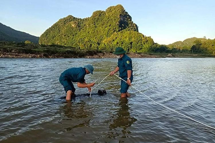 Lực lượng chức năng kéo quả bom gần vào bờ Lực lượng chức năng kéo quả bom gần vào bờ
