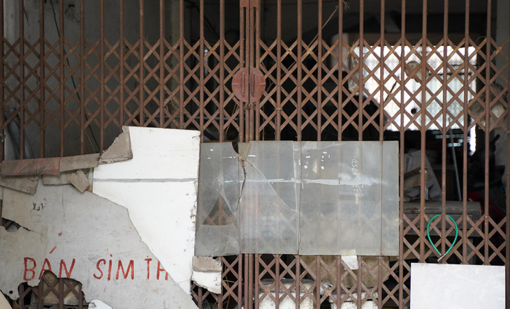 Các tầng 1 của 3 tòa nhà đang được tận dụng để làm kho chứa đồ, nhà xưởng. Các tầng 1 của 3 tòa nhà đang được tận dụng để làm kho chứa đồ, nhà xưởng.