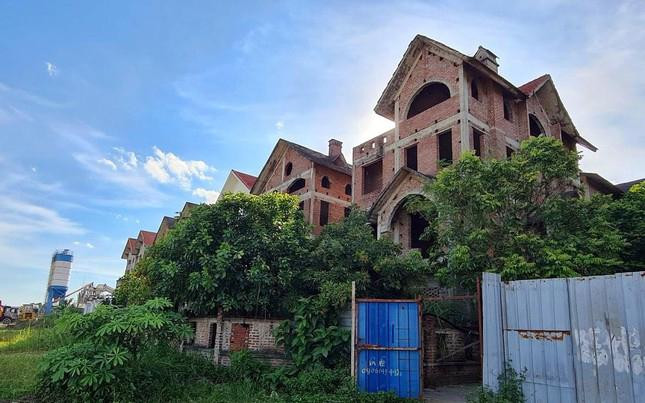 Theo đó, sau khi sáp nhập địa giới hành chính tỉnh Hà Tây vào TP. Hà Nội, Thủ tướng Chính phủ đã có thông báo về việc rà soát các đồ án quy hoạch, các dự án đầu tư trên địa bàn TP. Hà Nội mở rộng. Trên cơ sở kết quả rà soát, Sở Quy hoạch - Kiến trúc TP. Hà Nội đã có văn bản gửi Chủ đầu tư về việc thông báo quy hoạch chi tiết Dự án tiếp tục được phép triển khai. Tuy nhiên, Quyết định số 300 ngày 4/2/2008 và Quyết định số 1255 ngày 15/5/2008 của UBND tỉnh Hà Tây về việc điều chỉnh quy hoạch chi tiết Dự án Điểm dịch vụ du lịch sinh thái Song Phương được TTCP khẳng định là không có cơ sở, không thuộc các trường hợp được xem xét điều chỉnh, vi phạm Điều 29, Nghị định 08/2005/NĐ-CP về quy hoạch xây dựng.