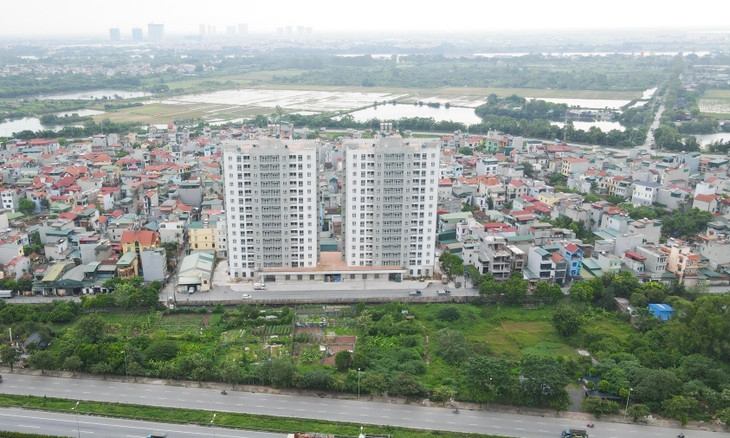 2 tòa chung cư trên đường Khuyến Lương (phường Trần Phú, quận Hoàng Mai) cũng đã được hoàn thành xây phần thô nhiều năm nay nhưng hiện tại vẫn trong tình trạng &quot;đắp chiếu&quot;.