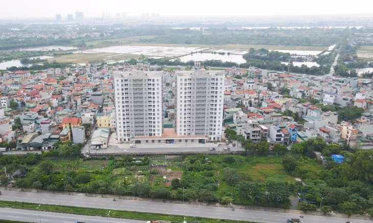 2 tòa chung cư trên đường Khuyến Lương (phường Trần Phú, quận Hoàng Mai) cũng đã được hoàn thành xây phần thô nhiều năm nay nhưng hiện tại vẫn trong tình trạng "đắp chiếu".