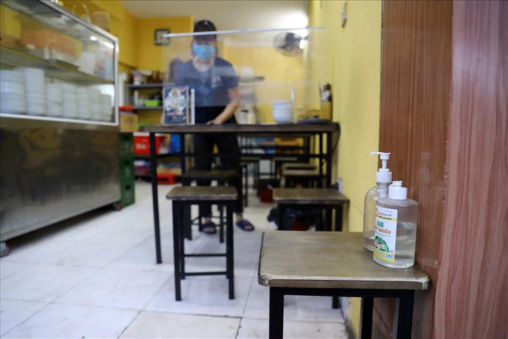 Chị Đặng Phương Thảo (Hoàn Kiếm, Hà Nội) cho biết: &quot;Do đây là ngày đầu mở cửa đón khách và cũng để đảm bảo an toàn theo yêu cầu của Hà Nội, cửa hàng mình chỉ chuẩn bị 50% thực phẩm so với trước đây&quot;.