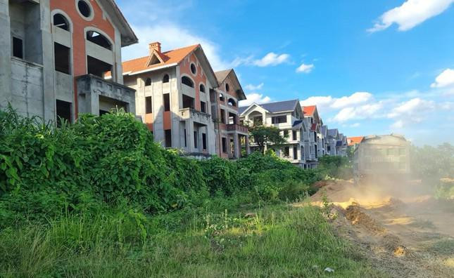 Xung quang khu biệt thự được quây tôn kín mít, cỏ dại mọc cao ngút đầu người.