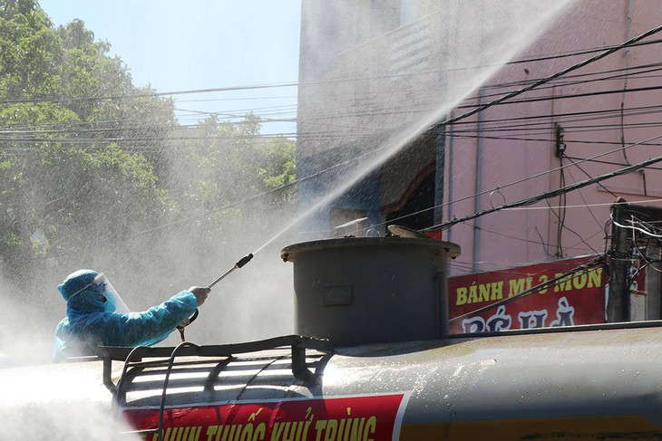 Ngành y tế Phú Yên phun khử khuẩn địa bàn ghi nhận ca nhiễm Covid-19 ở TP. Tuy Hòa