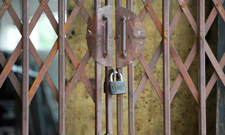 Các lối ra vào tòa nhà ở trong tình trạng "cửa đóng then cài" nhiều năm nay. Các lối ra vào tòa nhà ở trong tình trạng "cửa đóng then cài" nhiều năm nay.