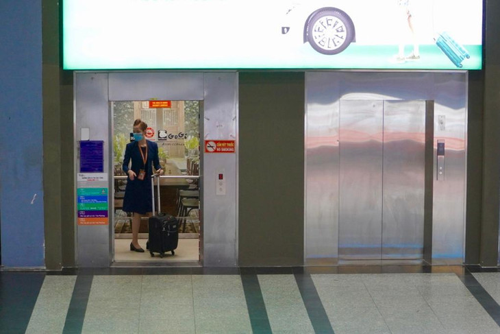 Thang máy mới bổ sung ở kế bên thang cũ tại nhà xe TCP đã hoàn thành lắp đặt