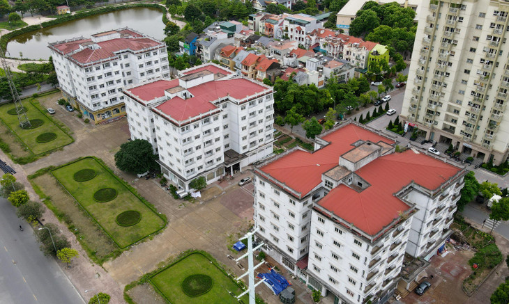 Tuy nhiên, do xảy ra tình trạng khiếu kiện, người dân không nhận nhà nên toàn bộ quỹ nhà này đã bị bỏ hoang hàng chục năm nay. Tuy nhiên, do xảy ra tình trạng khiếu kiện, người dân không nhận nhà nên toàn bộ quỹ nhà này đã bị bỏ hoang hàng chục năm nay.