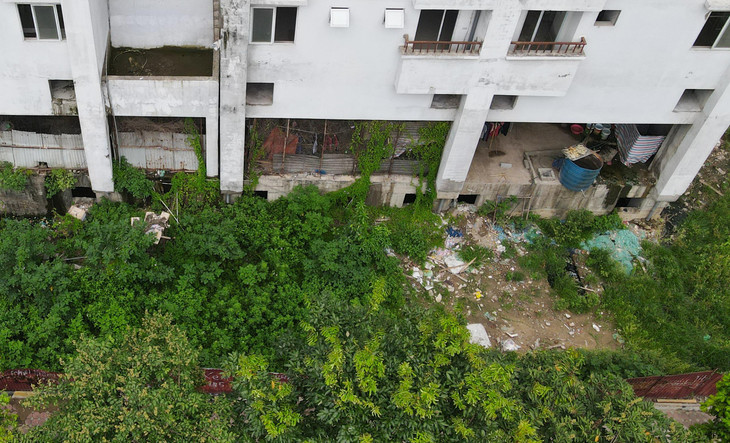 Tuy nhiên, đến nay, hiện trạng dự án vẫn không có gì thay đổi. Bên trong, cỏ dại mọc um tùm, cây cao quá đầu người, che kín lối đi lại. Khu tầng 1 biến thành nơi ở tạm cho công nhân xây dựng các công trình xung quanh. Tuy nhiên, đến nay, hiện trạng dự án vẫn không có gì thay đổi. Bên trong, cỏ dại mọc um tùm, cây cao quá đầu người, che kín lối đi lại. Khu tầng 1 biến thành nơi ở tạm cho công nhân xây dựng các công trình xung quanh.